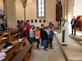 Vorstellung der Kommunionkinder in St. Crescentius (Foto: Norbert Müller) Vorstellung der Kommunionkinder in St. Crescentius (Foto: Norbert Müller)